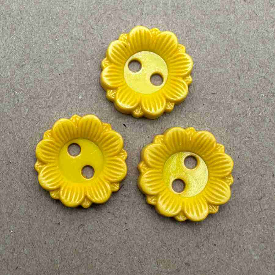 TERRIES BUTTONS 2 HOLE MATT FLOWER YELLOW