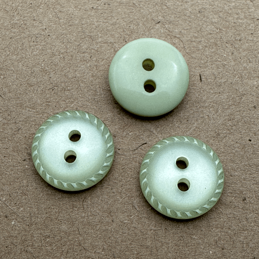 TERRIES BUTTON 12MM 2 HOLE SHINY CRIMP EDGE GREEN